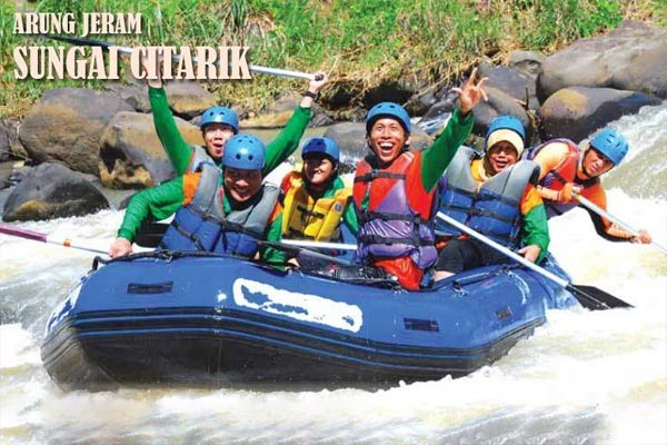 Arung Jeram di Sungai Citarik Sukabumi