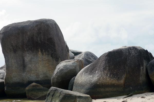 Batu Granit Tua di Pantai Tanjung Tinggi