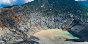 Kawah di Gunung Tangkuban Perahu