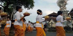 Tradisi Mapeed di Sukawati, Bali