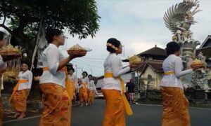 Tradisi Mapeed di Sukawati, Bali